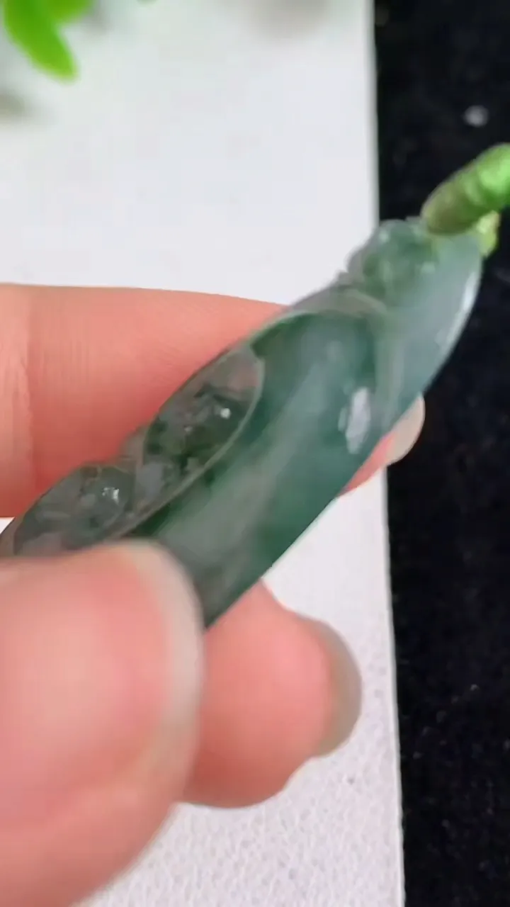天然A货翡翠飘花如意吊坠，尺寸39.5-18.4-4，重量:5.76g
5月8日