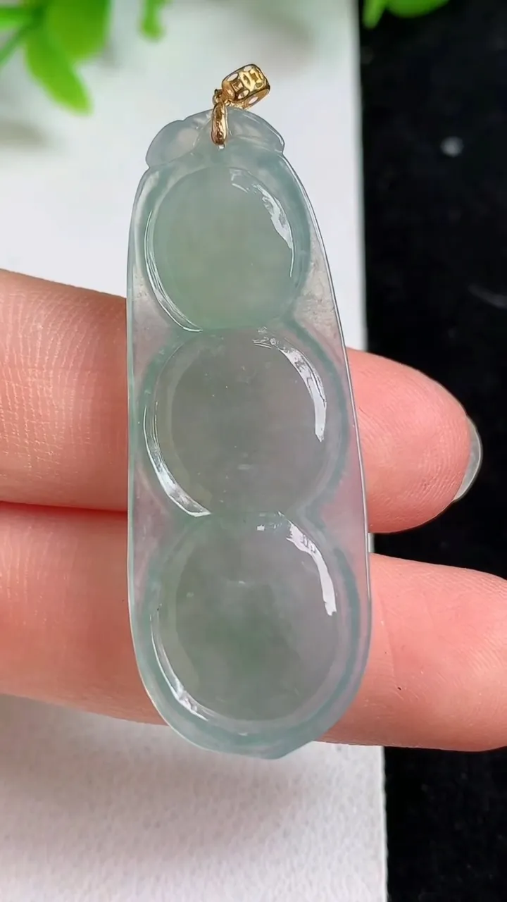 天然A货翡翠福豆吊坠，尺寸43-16-5，重量:6.31g
5月8日