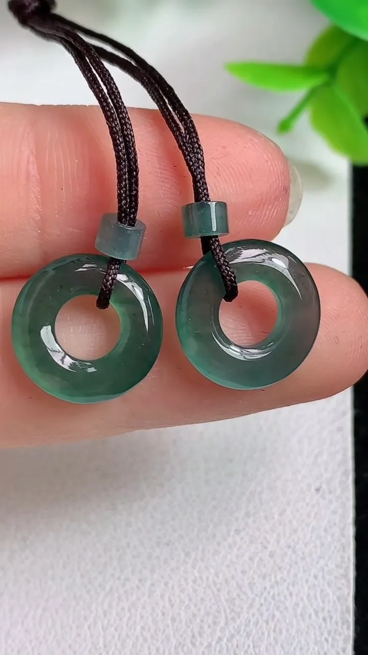 天然A货翡翠蓝水平安环吊坠一对，尺寸13-2.5，重量:1.63g
5月8日