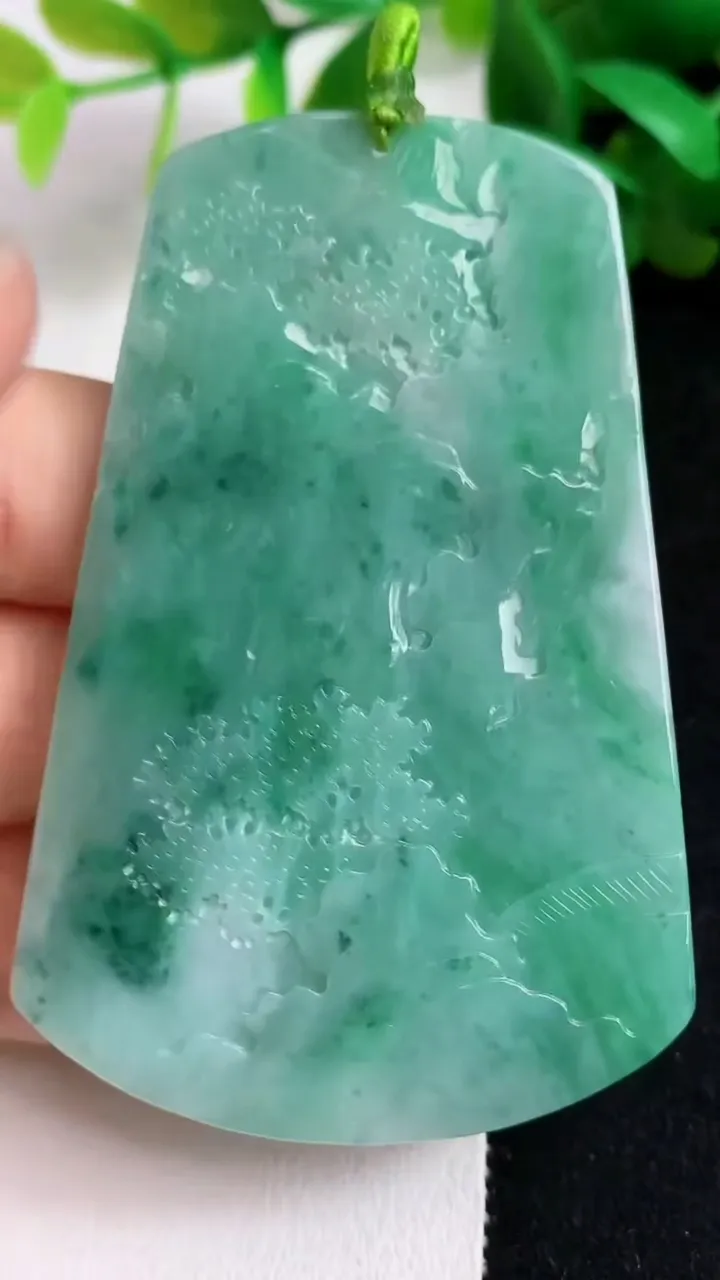 天然A货翡翠山水牌吊坠，尺寸68-45.2-5，重量:31.73g
5月8日