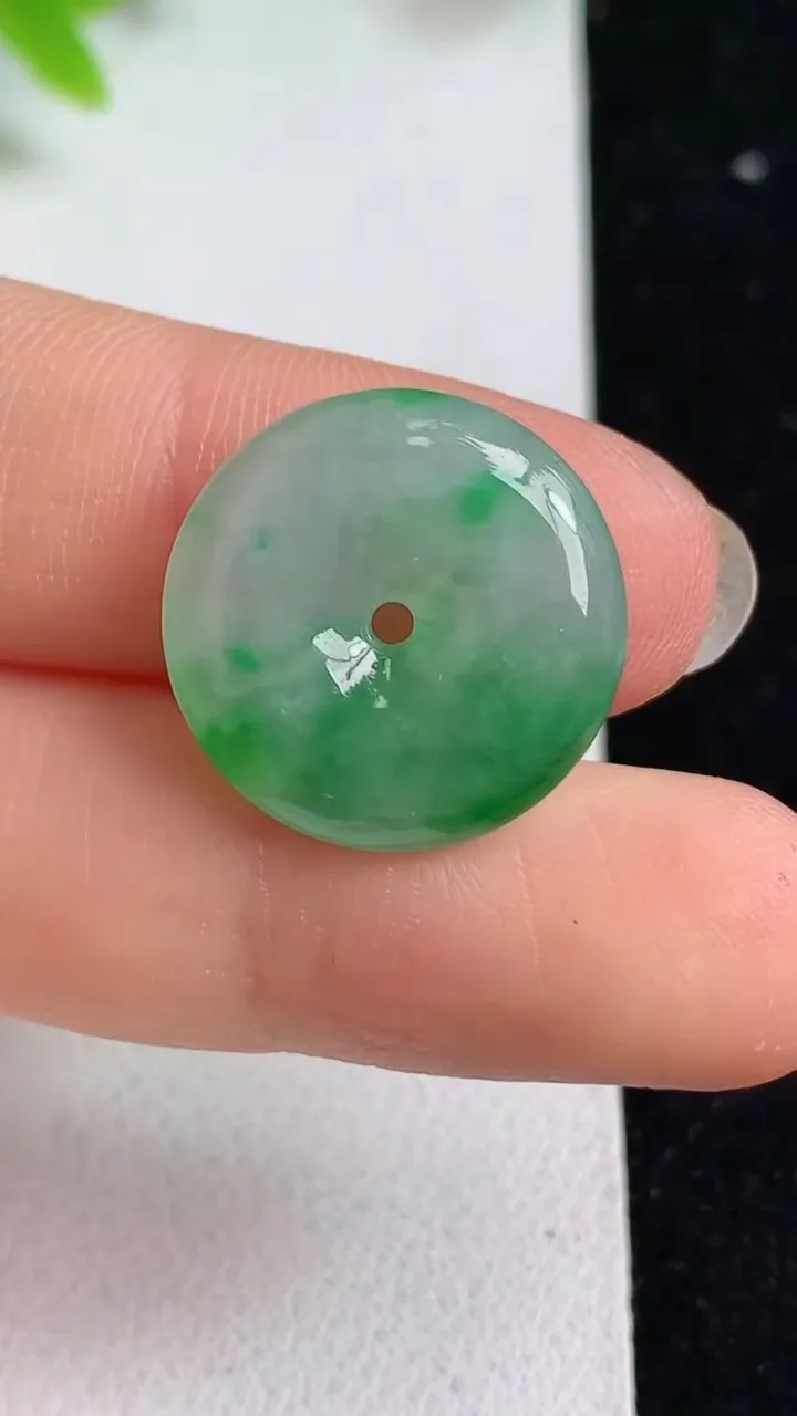 天然A货翡翠平安扣吊坠，尺寸18-4.3，重量:3.00g
5月8日