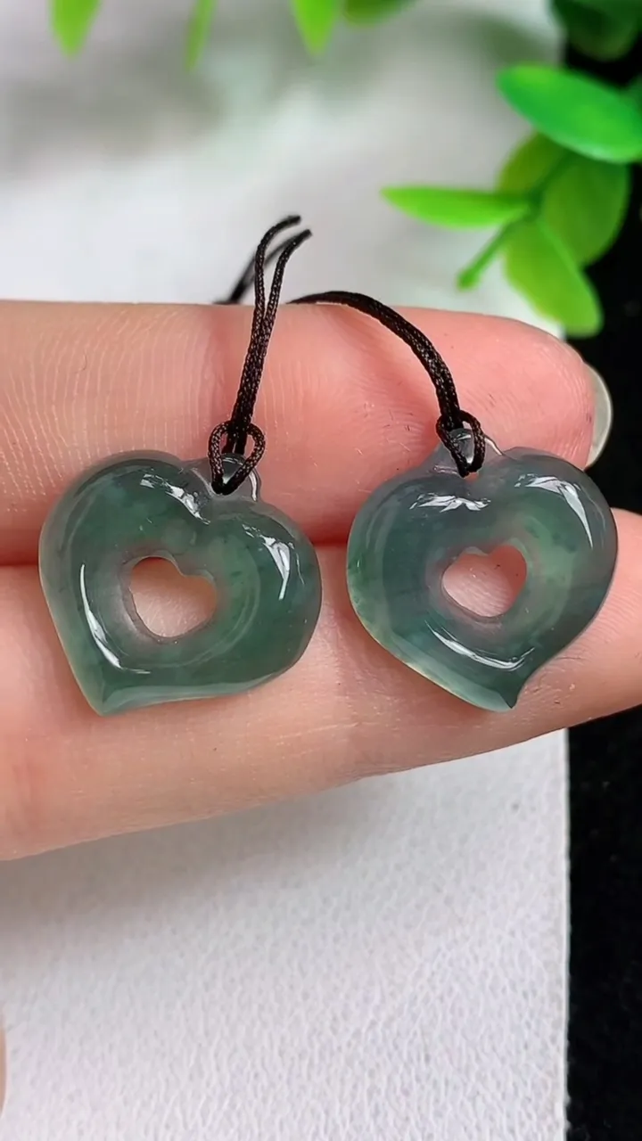 天然A货翡翠蓝水爱心吊坠一对，尺寸17-16.7-3，重量:2.64g
5月8日