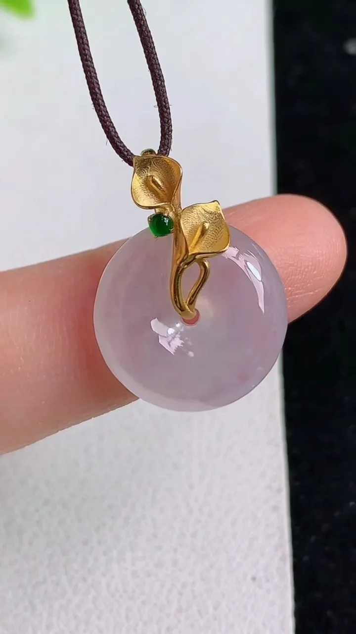 天然A货翡翠白冰平安扣吊坠，尺寸15-4.8，重量:2.55g
5月8日