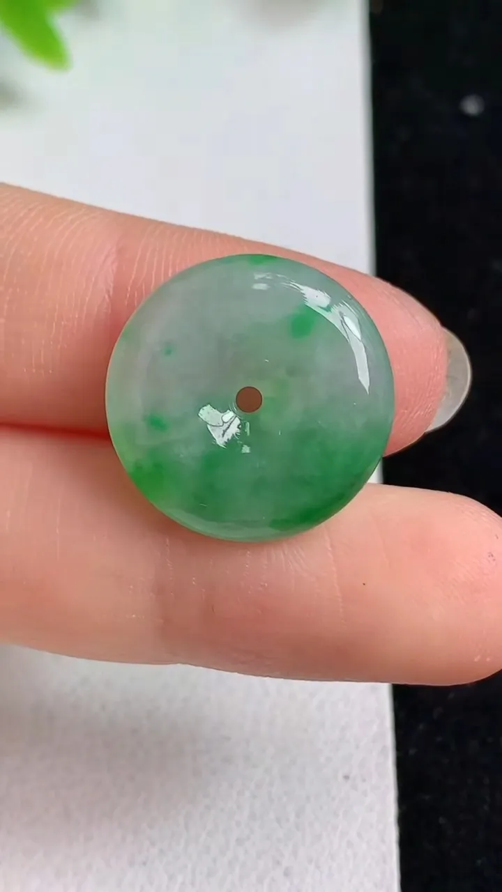 天然A货翡翠平安扣吊坠，尺寸18-4.3，重量:3.00g
5月8日