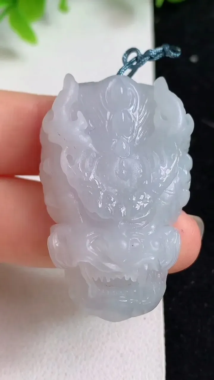 天然A货翡翠白冰龙牌吊坠，尺寸42.3-26.4-11.8，重量:25.21g
5月8日