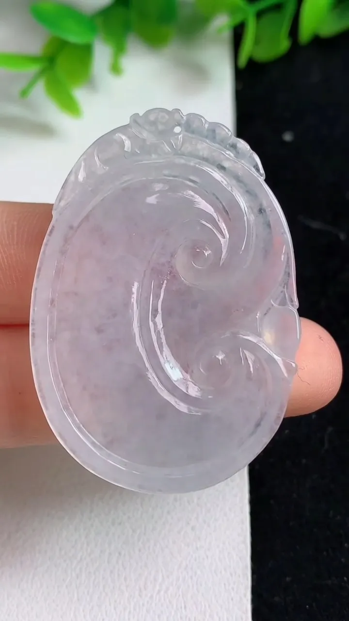 天然A货翡翠白冰如意吊坠，尺寸45.8-32.4-4.5，重量:12.40g
5月8日