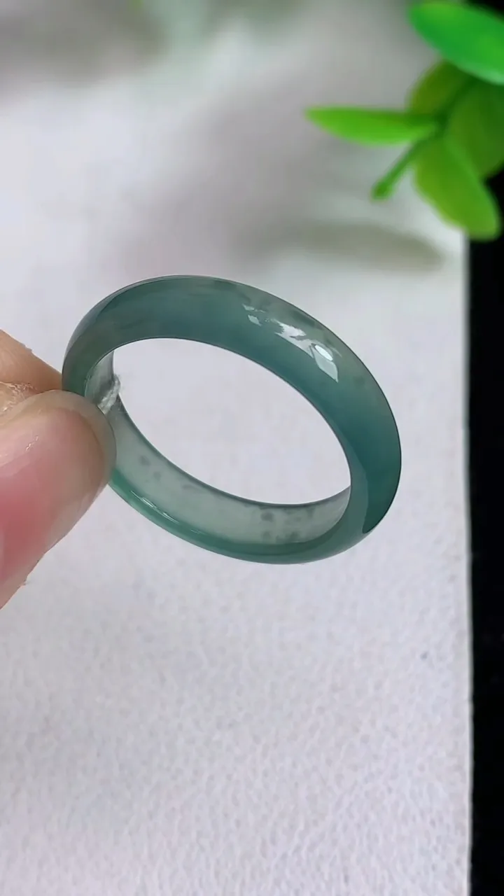 天然A货翡翠蓝水指环戒指，尺寸18-4.7-2.5，重量:2.20g2025年5月8日
工厂直销收藏