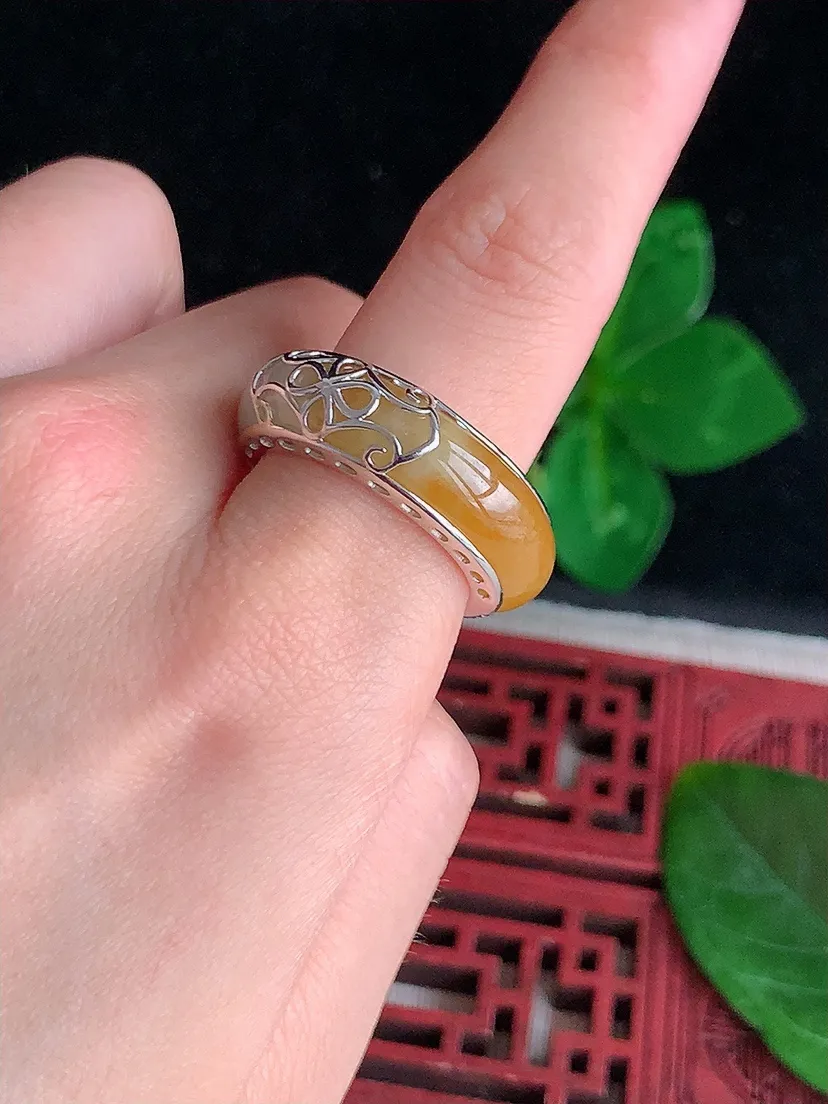 天然A货翡翠18K金镶嵌飘黄翡素面戒指 尺寸19×8.2×5mm 重量9.42g 0506