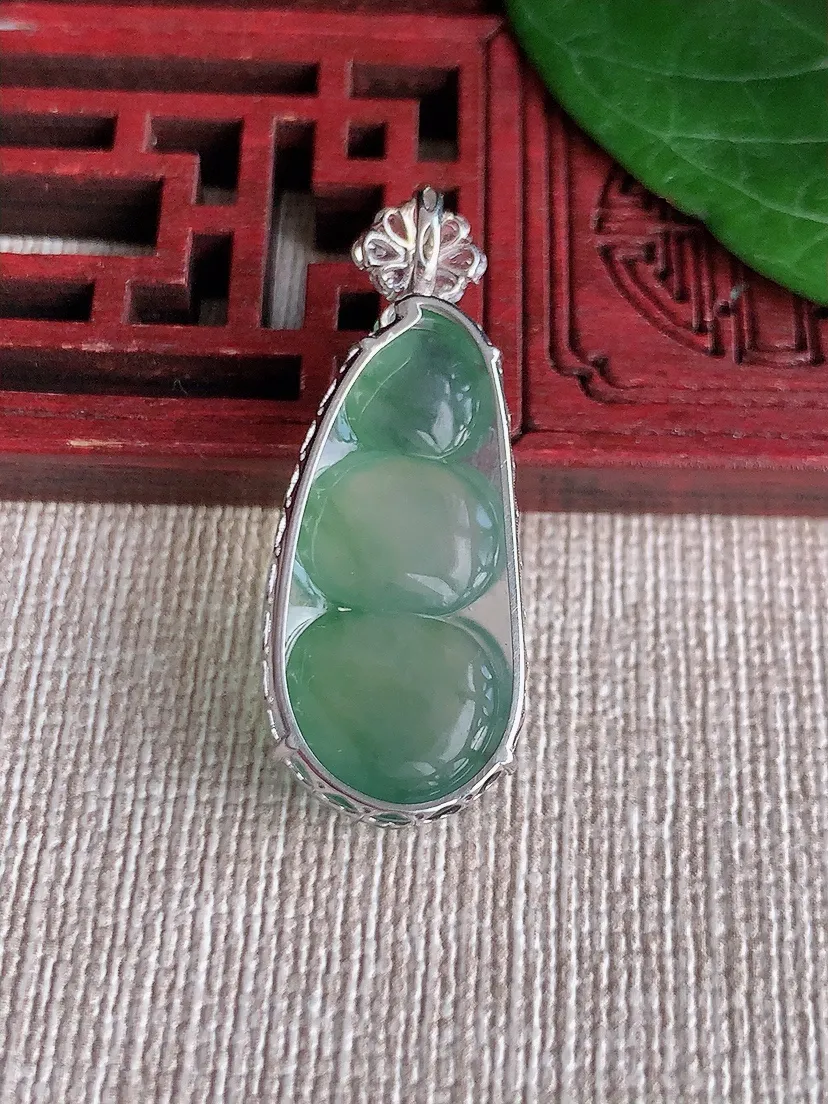 天然A货翡翠18K金伴飘花四季豆福豆平安豆吊坠尺寸35×27.6×13.8×7.3m量4.10g 0