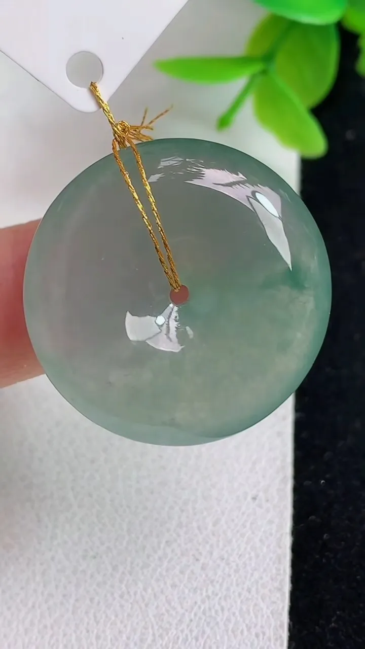 天然A货翡翠平安扣吊坠，尺寸25.7-6.2，重量:8.12g
5月8日
