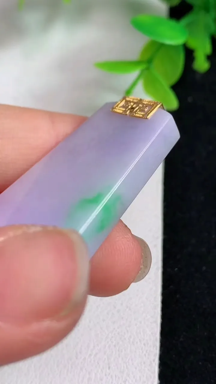 天然A货翡翠k金春带彩 紫罗兰无事牌吊坠，尺寸37.4-22.5-5.7，重量:13.76g
5月8日