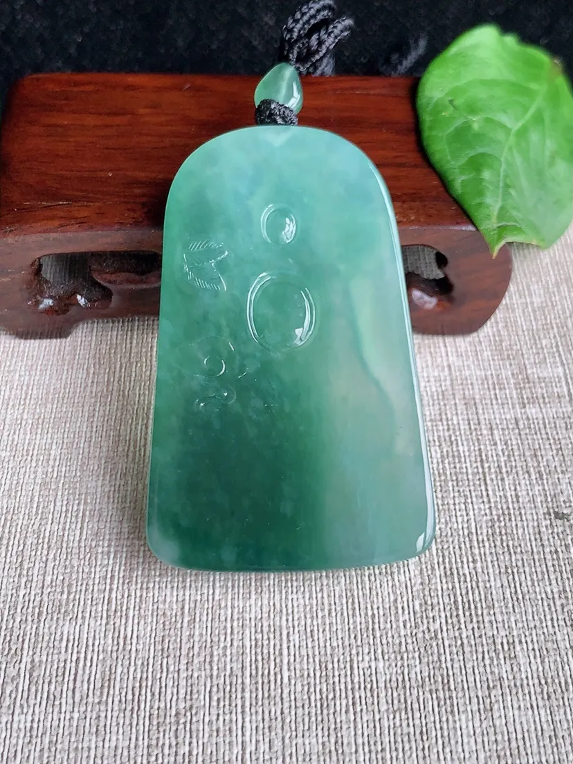 天然A货翡翠飘花虚空藏菩萨吊坠尺寸66×40.6×5.2m量37.33g 0507