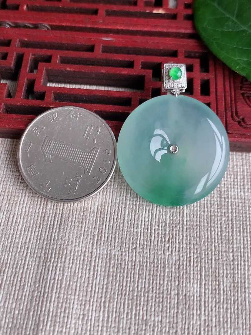 a货翡翠老坑冰种18K金伴钻镶嵌飘绿平安扣吊坠  尺寸35.6×27.6×5.5mm 重量10.13g 0507