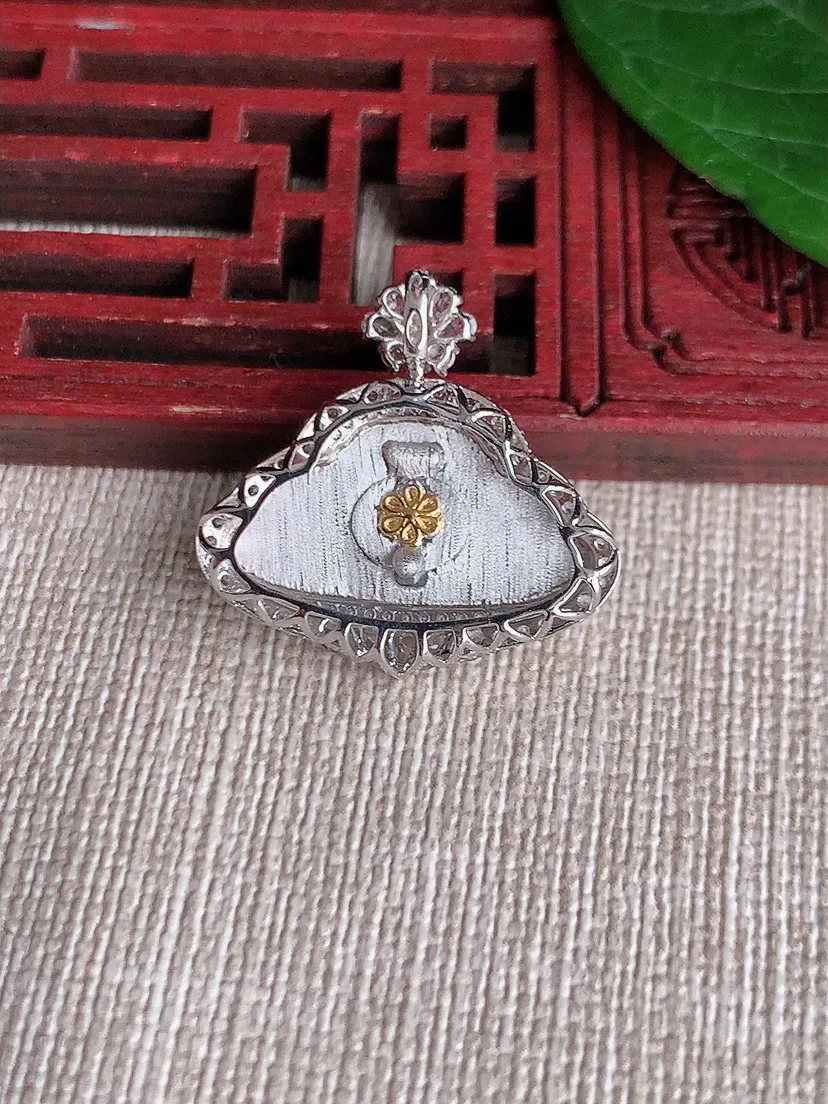 天然A货翡翠18K金伴满绿佛公吊坠尺寸23×24×7.3裸石10.8×21.6m量3.25g 050