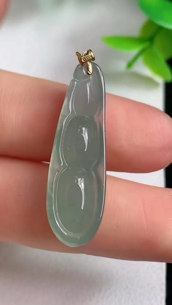 天然A货翡翠福豆吊坠，尺寸31.8-9.8-6.5，重量:3.32g
5月8日