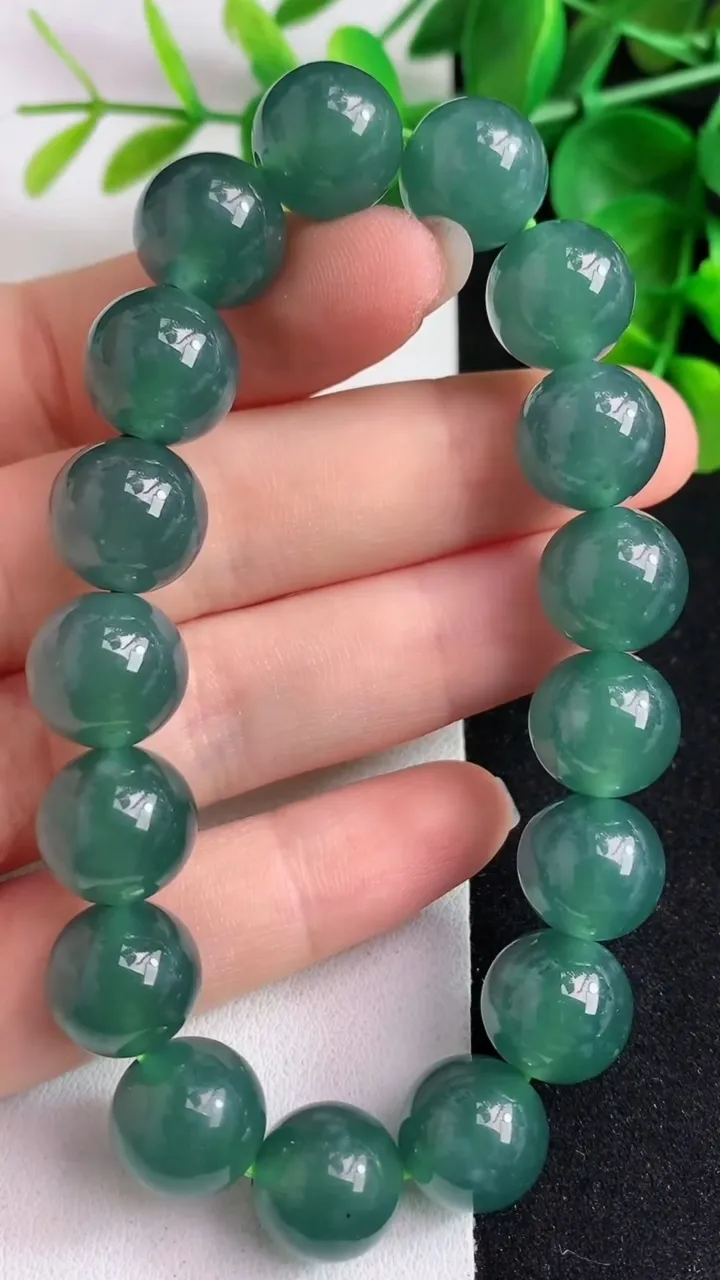 天然A货翡翠货蓝水圆珠手串17颗，尺寸12.2，重量:50.21g5月8日
工厂直销收藏佳品,种好水足，色泽均匀，有种有色，上手高大气！