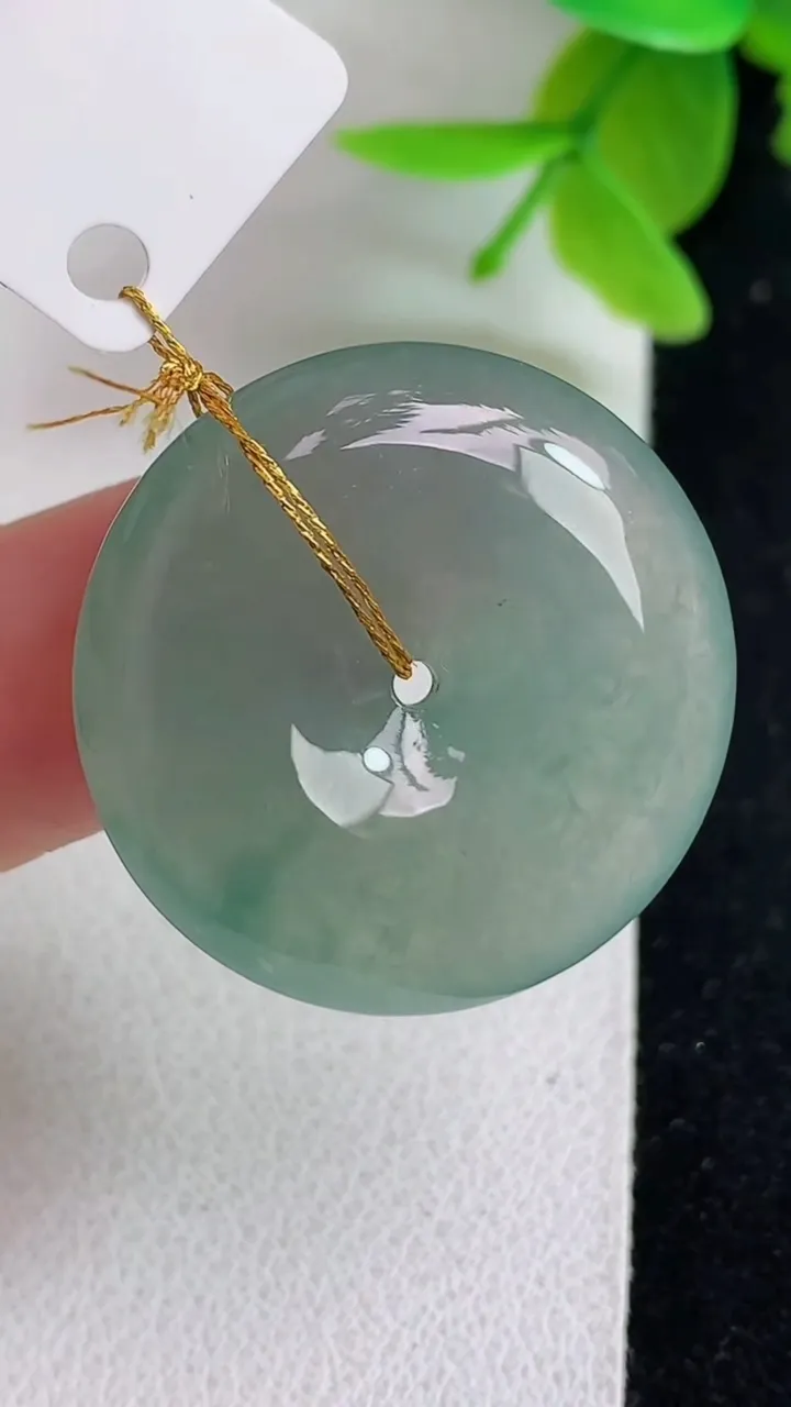 天然A货翡翠平安扣吊坠，尺寸25.7-6.2，重量:8.12g
5月8日