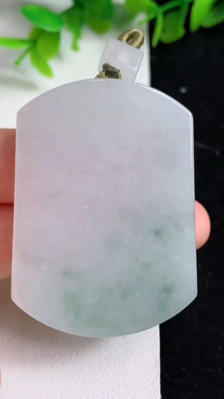 天然A货翡翠飘花无事牌吊坠，尺寸52.8-38.8-6，重量:37.32g
5月8日