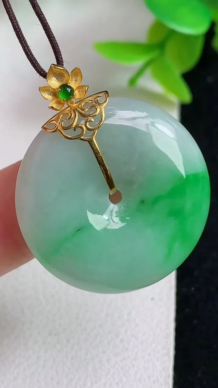 天然A货翡翠平安扣吊坠，尺寸26-5.5，重量:7.65g
5月8日