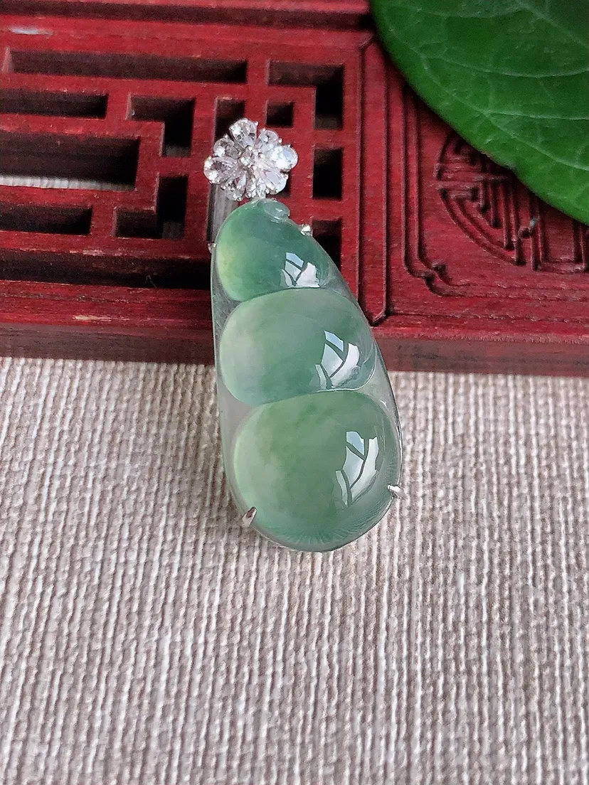 天然A货翡翠18K金伴飘花四季豆福豆平安豆吊坠尺寸35×27.6×13.8×7.3m量4.10g 0506