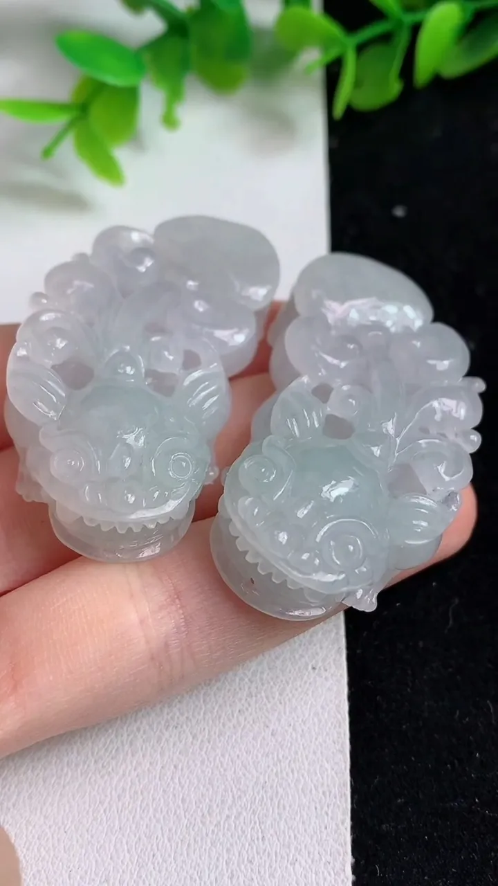 天然A货翡翠貔貅吊坠一对，尺寸45.7-24.2-10，重量:50.72g
5月8日