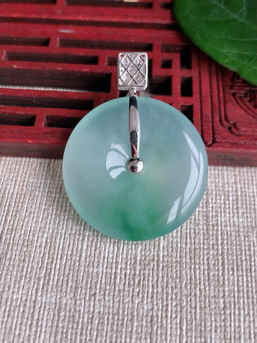 a货翡翠老坑冰种18K金伴钻镶嵌飘绿平安扣吊坠  尺寸35.6×27.6×5.5mm 重量10.13