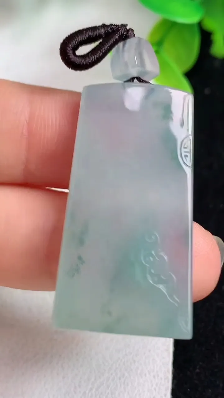 天然A货翡翠飘花仿古无事牌吊坠，尺寸34.7-18.3-4.4，重量:9.00g
5月8日