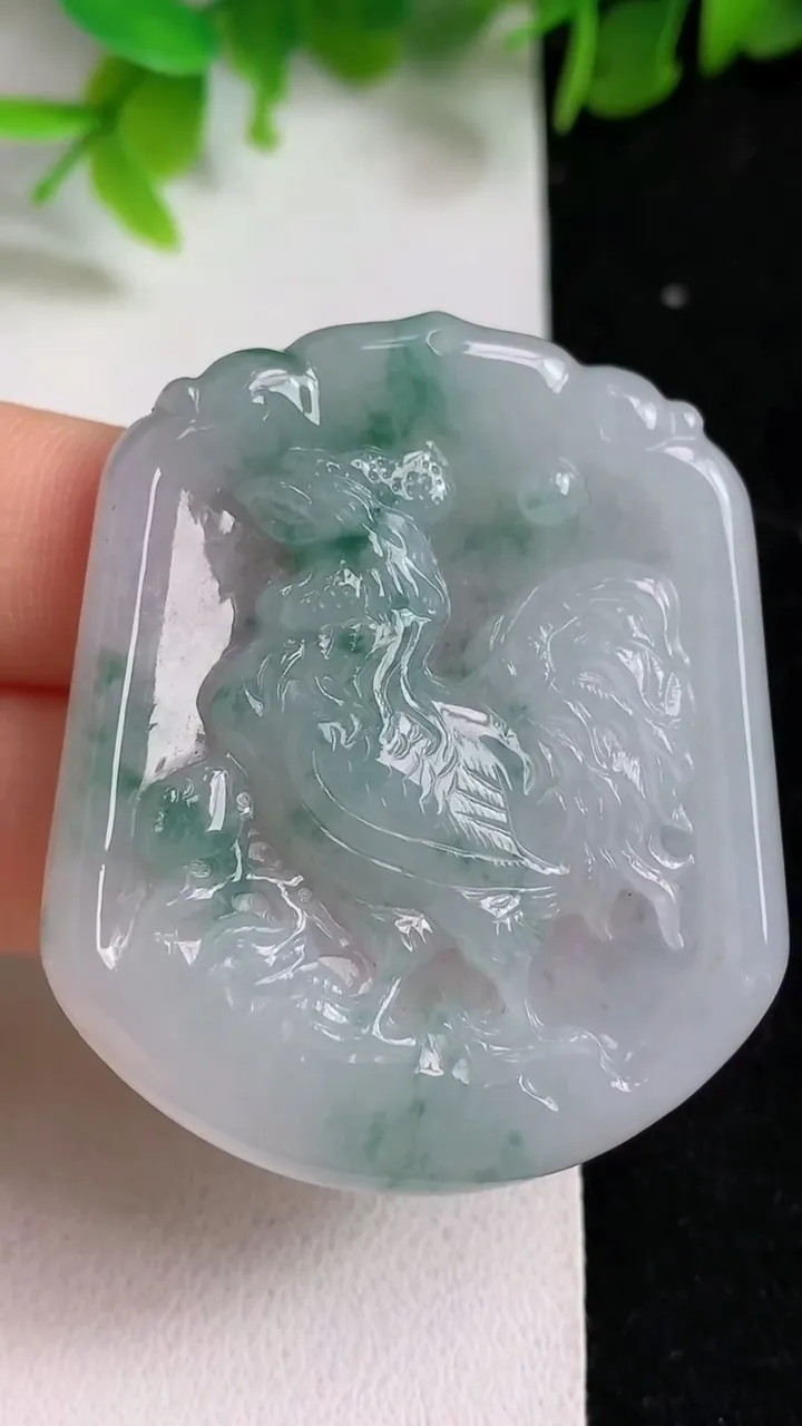 天然A货翡翠飘花生肖鸡吊坠，尺寸47.2-40-5.2，重量:19.47g
5月8日