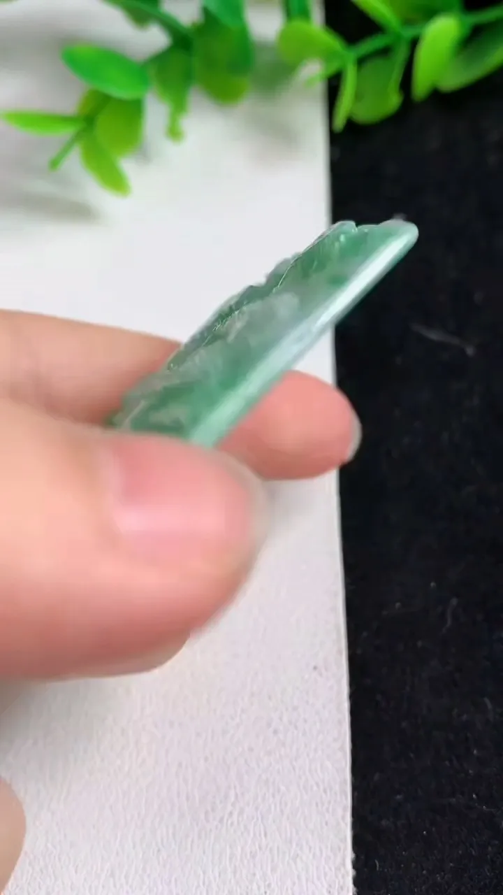 天然A货翡翠山水牌吊坠，尺寸64.3-42-4.3，重量:24.88g
5月9日