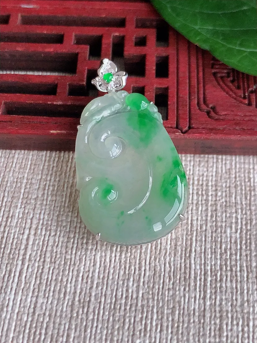 天然A货翡翠18K飘阳绿如意吊坠尺寸34×27.3×19×5.4m量3.28g 0506
