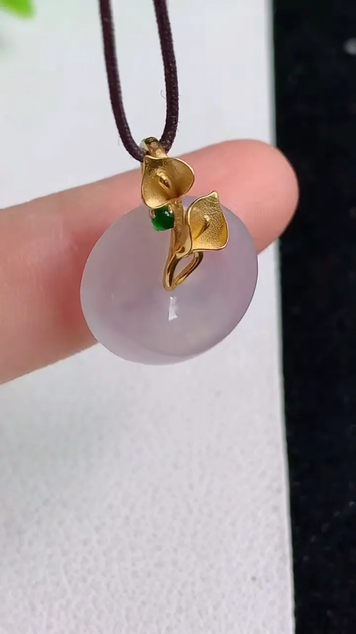 天然A货翡翠白冰平安扣吊坠，尺寸15-4.8，重量:2.55g
5月8日