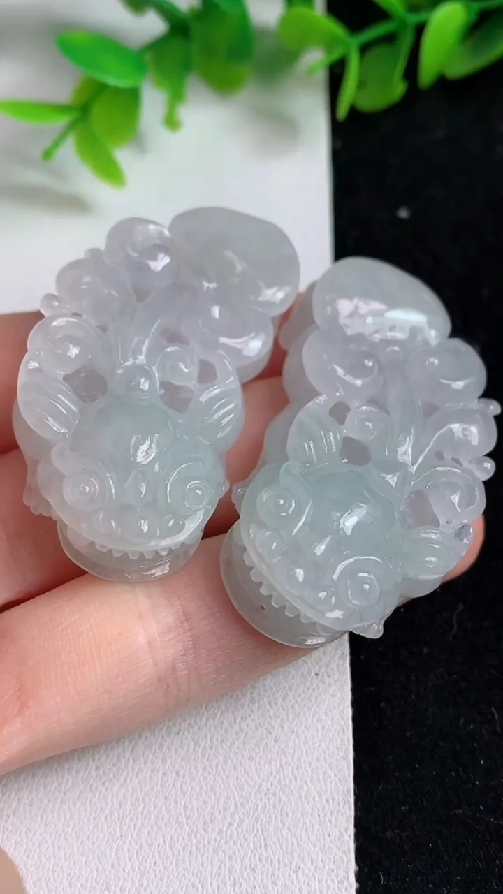 天然A货翡翠貔貅吊坠一对，尺寸45.7-24.2-10，重量:50.72g
5月8日