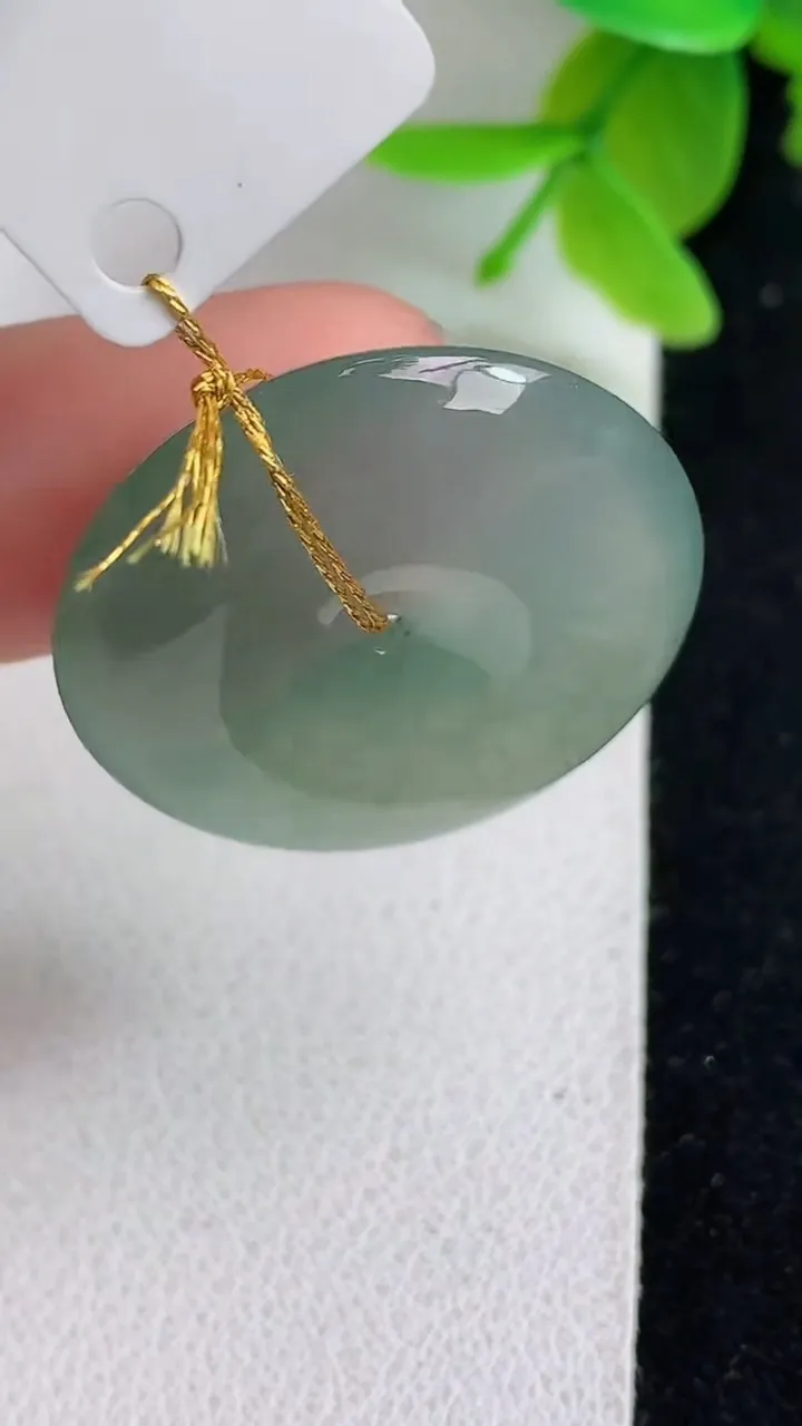 天然A货翡翠平安扣吊坠，尺寸25.7-6.2，重量:8.12g
5月8日