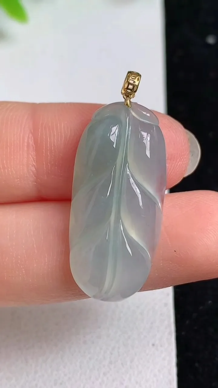 天然A货翡翠白冰金枝玉叶 叶子吊坠，尺寸27.8-13-5，重量:3.26g
5月8日