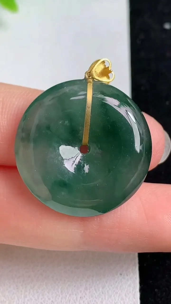 天然A货翡翠k金飘花平安扣吊坠，尺寸25.4-6，重量:7.75g
5月8日