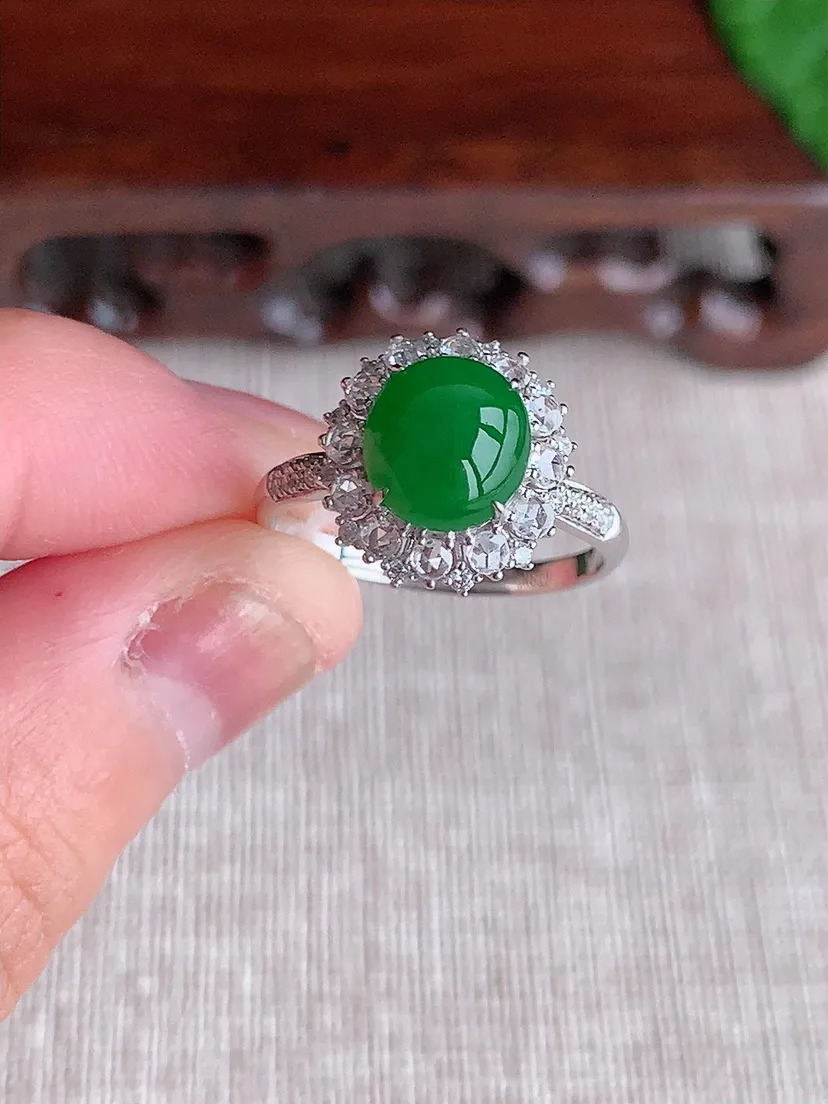 天然A货翡翠18K金伴钻镶嵌阳绿蛋面戒指 圈口17.4裸石尺寸8×7.3mm 重量2.88g 050