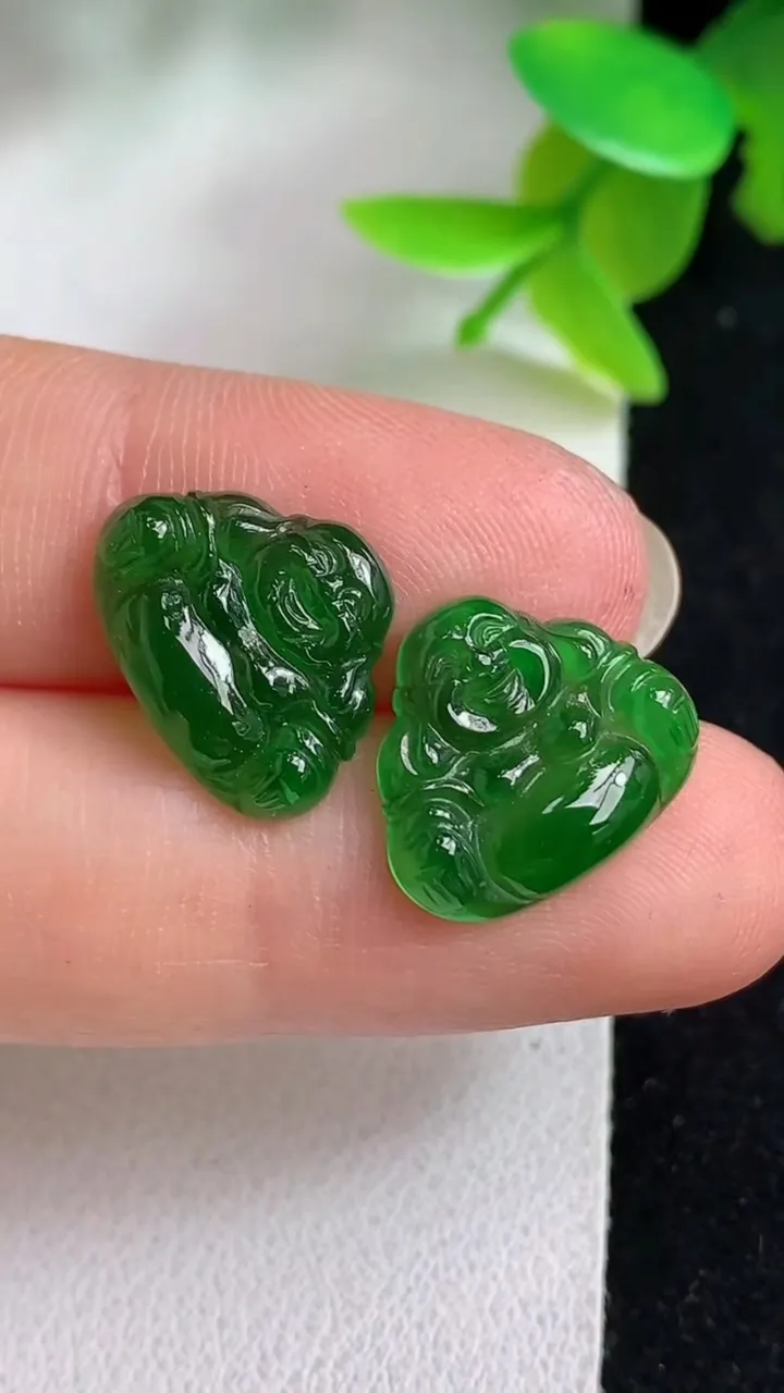 天然A货翡翠佛公镶嵌件一对，尺寸11.8-15-2.6，重量:1.50g
5月8日