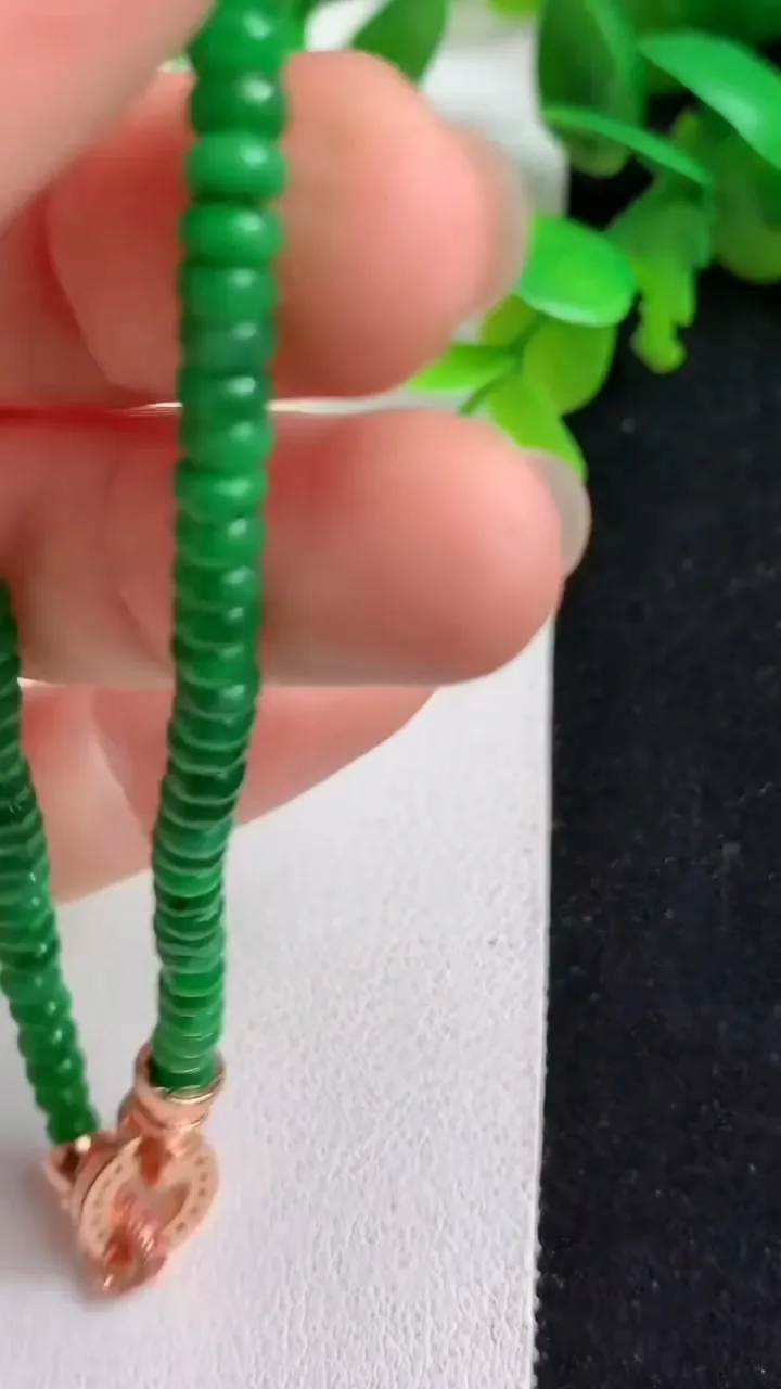 天然A货翡翠算盘珠手串78颗，尺寸4-2.2，重量:7.10g5月8日
工厂直销收藏佳品,种好水足，色泽均匀，有种有色，上手高大气！