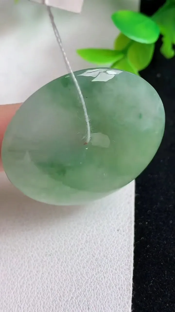 天然A货翡翠平安扣吊坠，尺寸35.7-6，重量:16.10g
5月8日