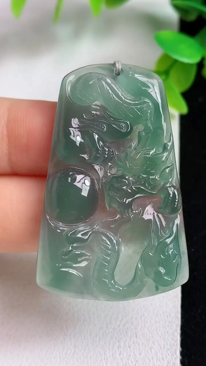 天然A货翡翠蓝水龙牌吊坠，尺寸44-27.6-3.3，重量:8.13g
5月8日