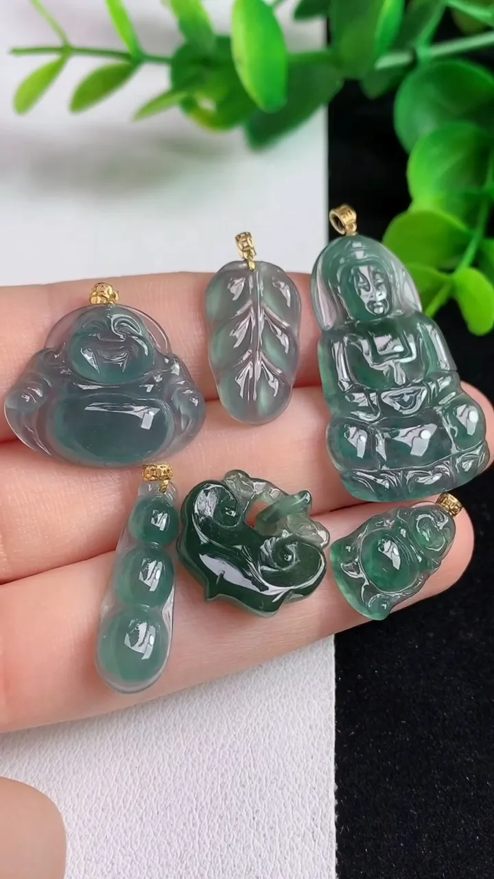 天然A货翡翠k金蓝水观音菩萨吊坠一手，尺寸32.2-20.8-2.6，重量:11.50g
5月8日