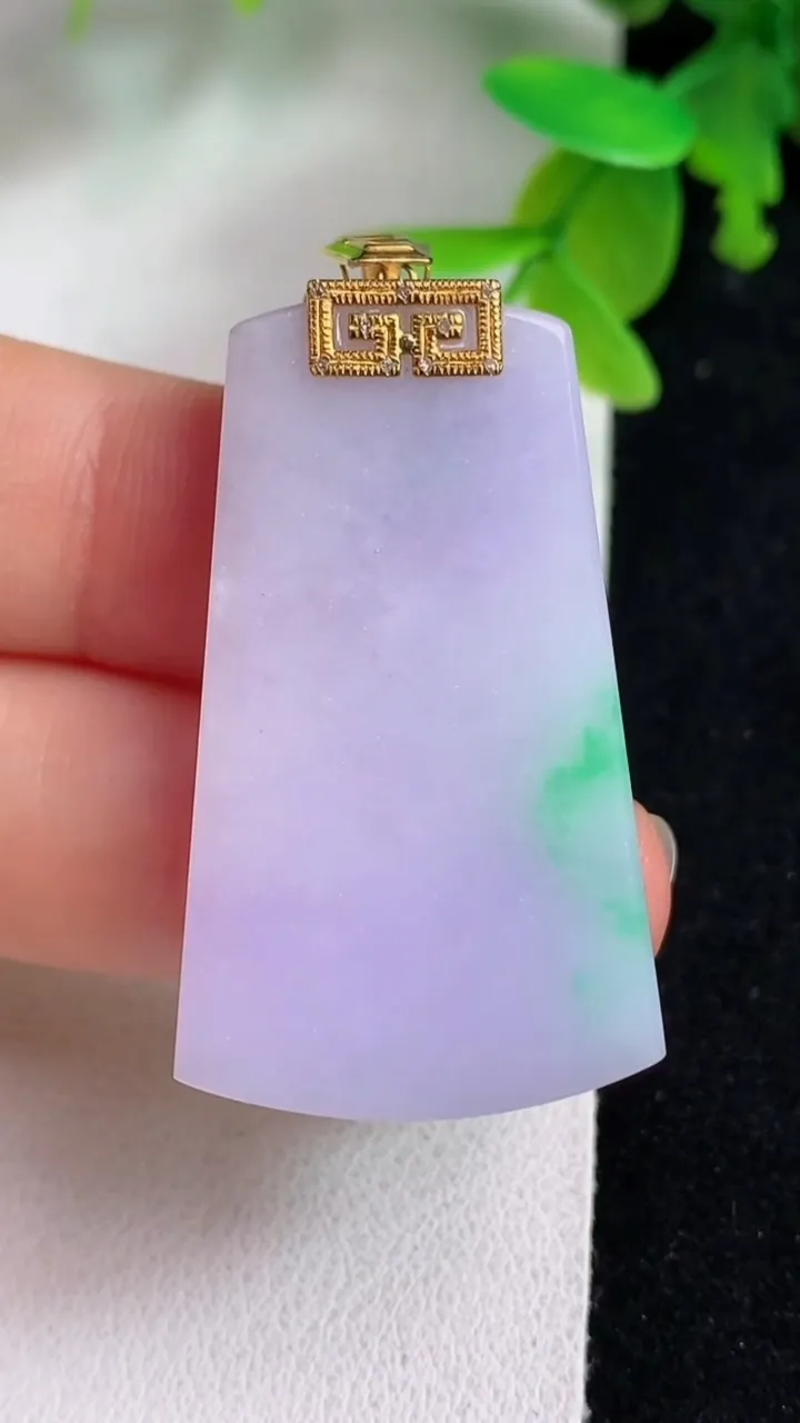 天然A货翡翠k金春带彩 紫罗兰无事牌吊坠，尺寸37.4-22.5-5.7，重量:13.76g
5月8日