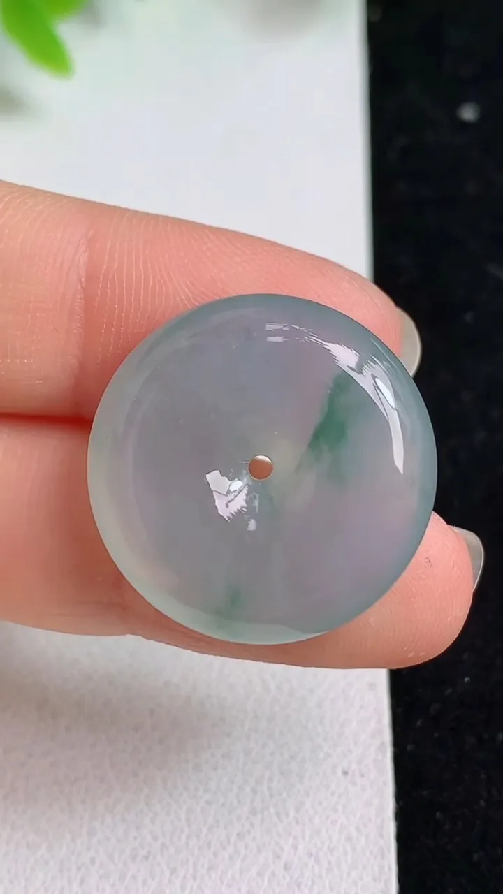 天然A货翡翠飘花平安扣吊坠，尺寸22.7-6，重量:6.36g
5月8日