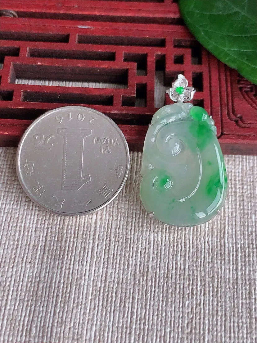 天然A货翡翠18K飘阳绿如意吊坠尺寸34×27.3×19×5.4m量3.28g 0506