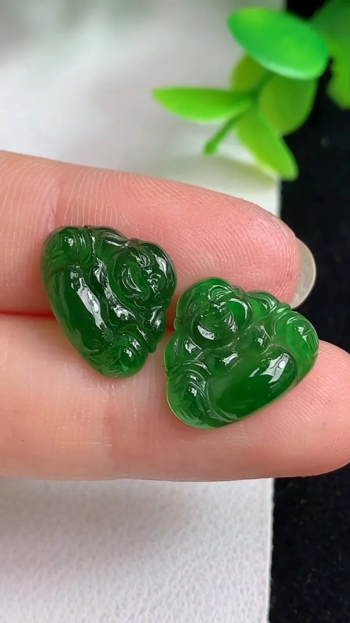 天然A货翡翠佛公镶嵌件一对，尺寸11.8-15-2.6，重量:1.50g
5月8日