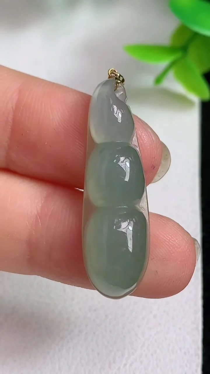 天然A货翡翠福豆吊坠，尺寸31.8-9.8-6.5，重量:3.32g
5月8日