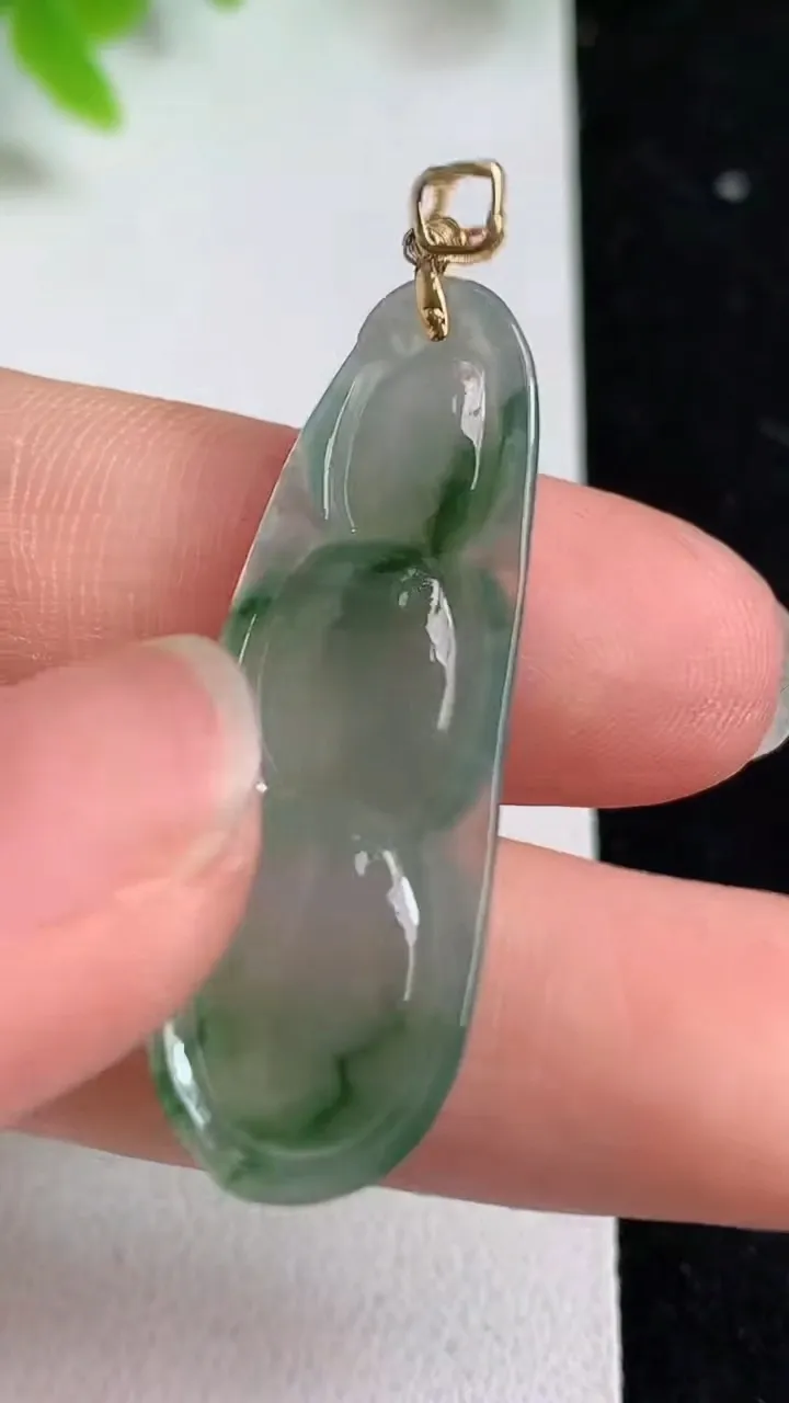 天然A货翡翠飘花福豆吊坠，尺寸35.6-12.7-5.6，重量:4.50g
5月8日