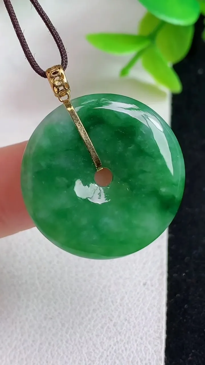 天然A货翡翠平安扣吊坠，尺寸22.5-3.5，重量:3.86g
5月8日