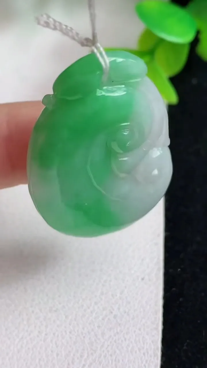 天然A货翡翠如意吊坠，尺寸37-23.6-4.8，重量:8.93g
5月8日