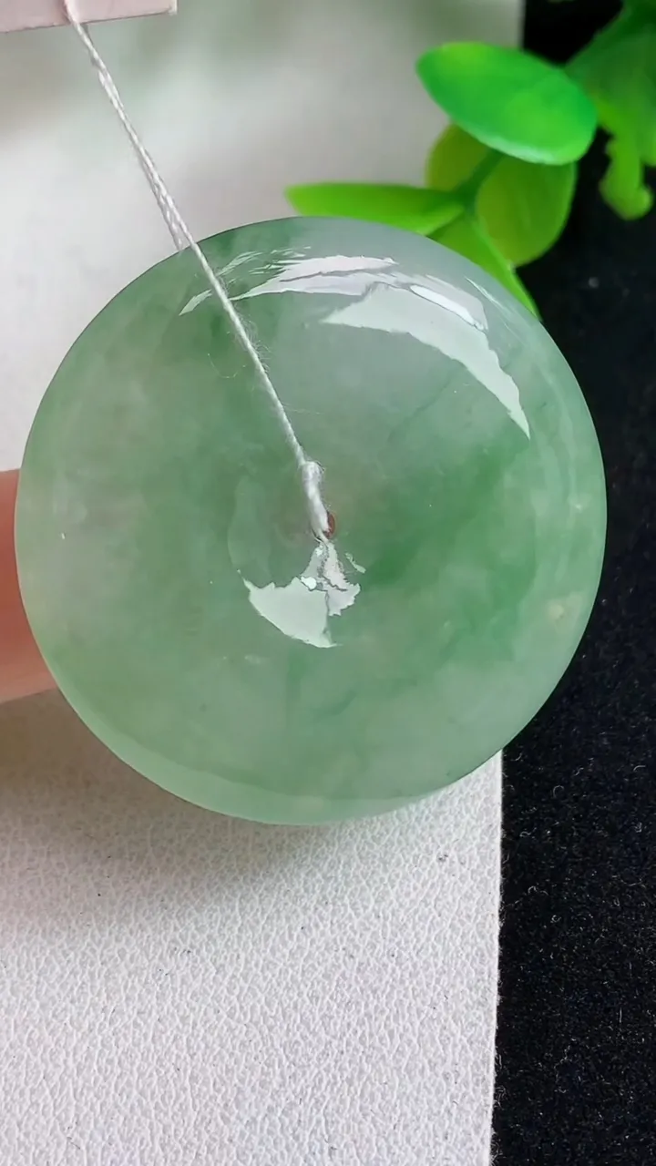 天然A货翡翠平安扣吊坠，尺寸35.7-6，重量:16.10g
5月8日